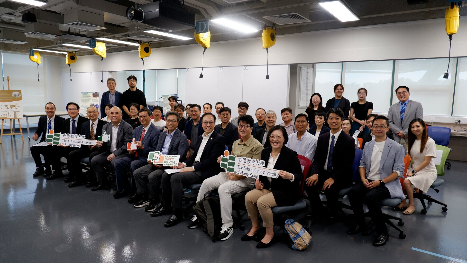 韩国首尔大学人工智能研究所代表团与教大研究员及企业家合照
