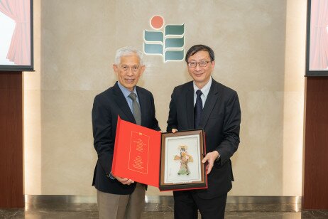 Mr Tin Hing-sin, Chairman of the Board of the Tin Ka Ping Foundation (left) presents a souvenir to Professor John Lee Chi-Kin, EdUHK President (right) at the ceremony