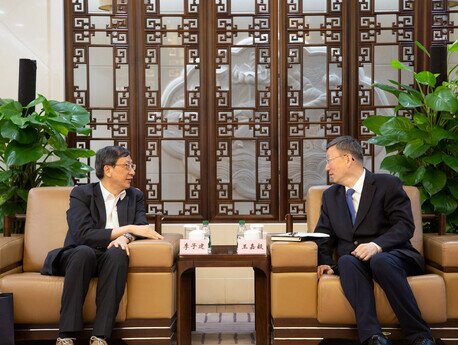 李子建教授（左）與國家教育部王嘉毅副部長（右）進行會面並座談