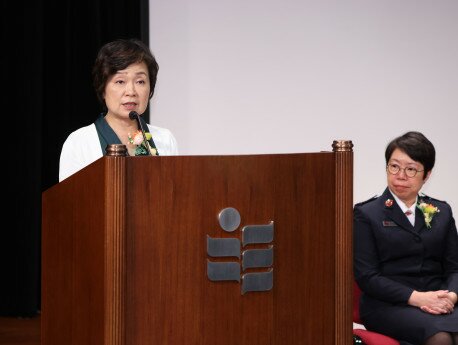Dr Choi Yuk-lin, Secretary for Education of Hong Kong SARG, delivers a speech at the forum 