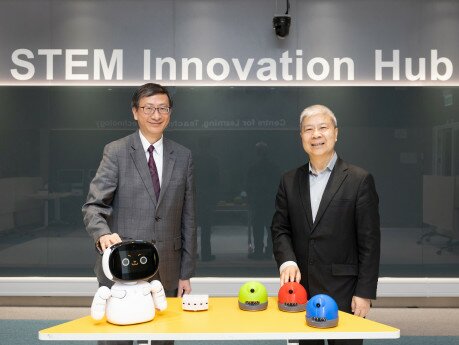 教大校长李子建教授（左）及「人工智能及数码能力教育中心」总监江绍祥教授（右）