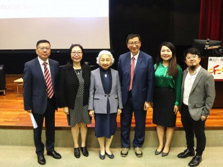 Dr Elsie Leung Oi-sie, former Secretary for Justice (third from left), visits the EdUHK