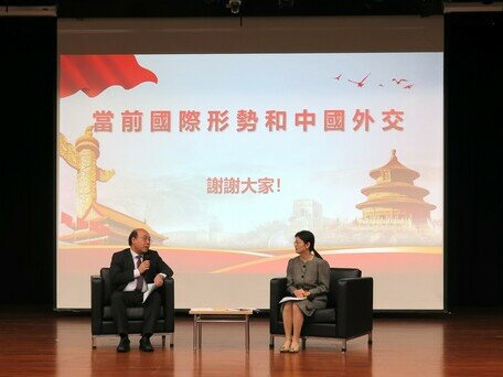 A dialogue between Dr Mark Chow Man-kong, Associate Vice President (Institutional Advancement) (left) and Ms Qian Junjun (right)