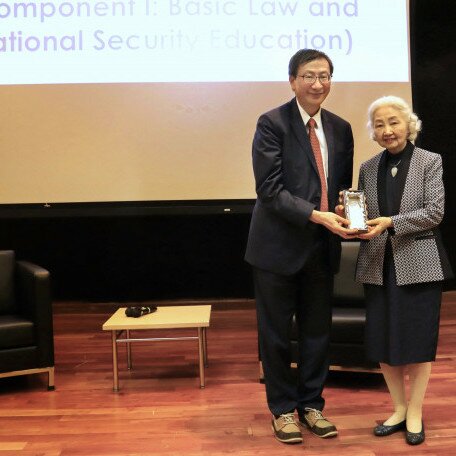 President Professor John Lee Chi-Kin (left), presents a souvenir to Dr Elsie Leung Oi-sie (right)