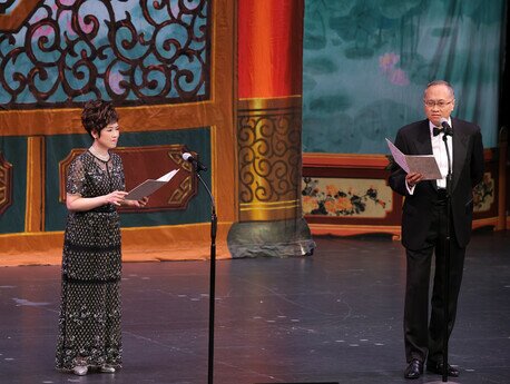梁宝华教授（右）亲自献唱，与粤曲歌唱家伍妙嫦女士合唱《白蛇传之端阳惊变》一曲