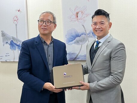 Professor John Erni, the Dean of EdUHK’s FHM presents a commemorative gift to Professor Wang Qisheng, the Head of Peking University's Department of History