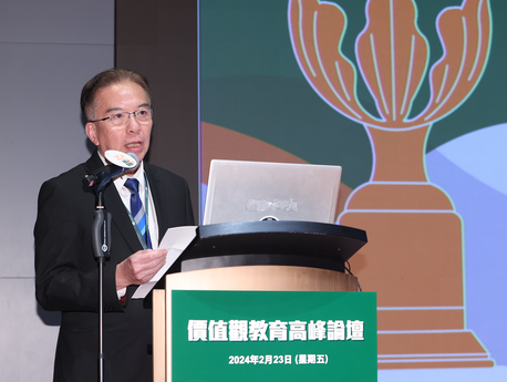 EdUHK Council Chairman Dr David Wong Yau-kar, who is also Chairman of the Education Commission, addresses the ceremony