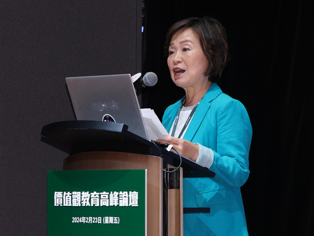 Secretary for Education Dr Christine Choi Yuk-lin addresses the ceremony