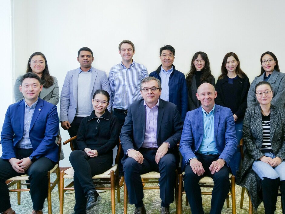 Bruce Macfarlane教授（前排右二）及Anatoly Oleksiyenko教授（前排中）带领来自香港、中国内地、欧洲、南亚和非洲的多元研究团队，共同推动中心成立
