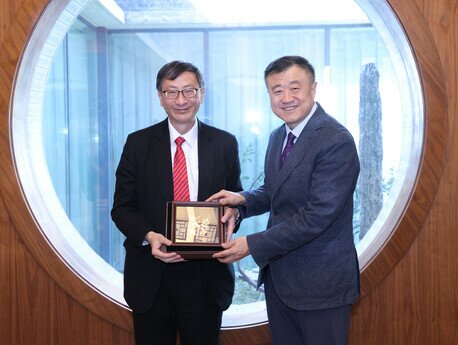 教大校長李子建教授（左）致送紀念品予清華大學副校長楊斌教授