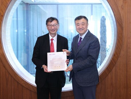 Professor Yang Bin (right) Vice President of Tsinghua University presents a souvenir to  EdUHK President Professor John Lee Chi-Kin (left) 