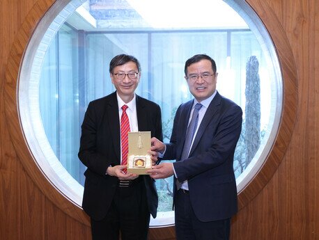 Professor Lee meets with Professor Shi Zhongying (right), Dean of the Institute of Education of Tsinghua University