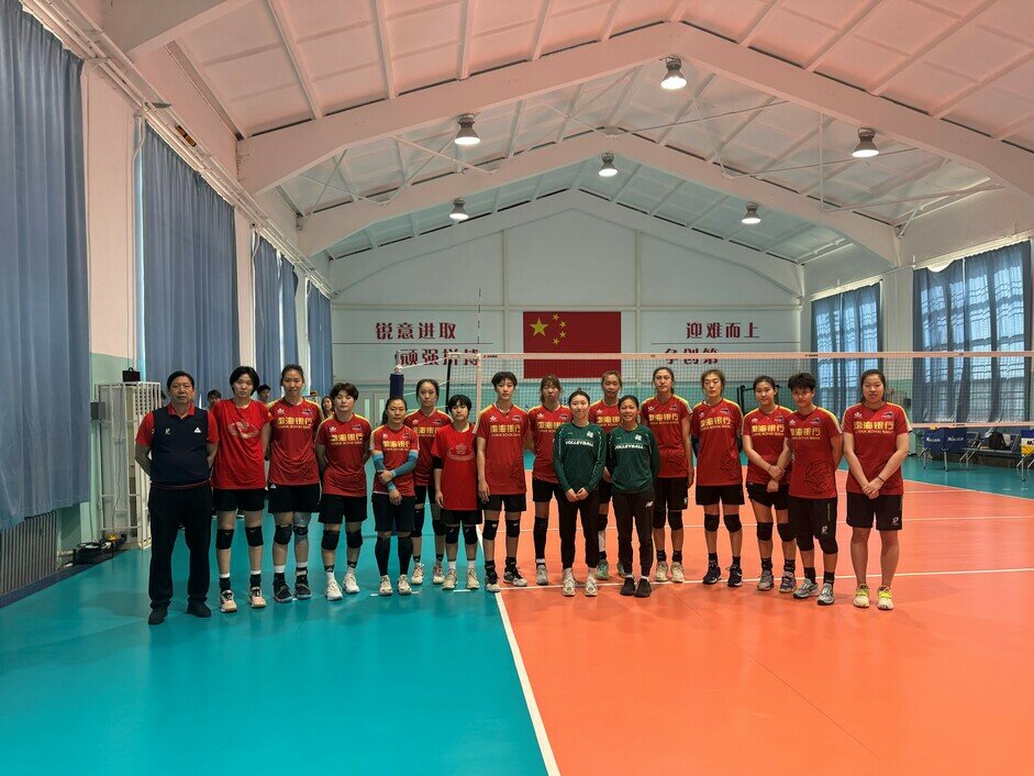 香港教育大學學生與天津排球隊一起訓練