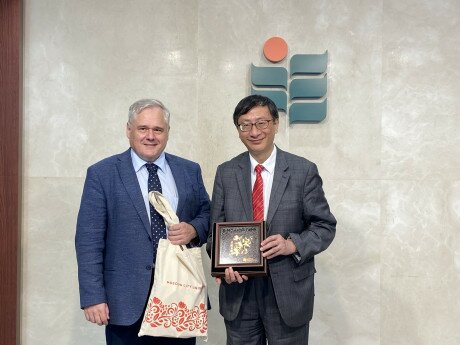 Dr Igor Remorenko, Rector of MCU and Professor John Lee Chi-Kin, EdUHK President