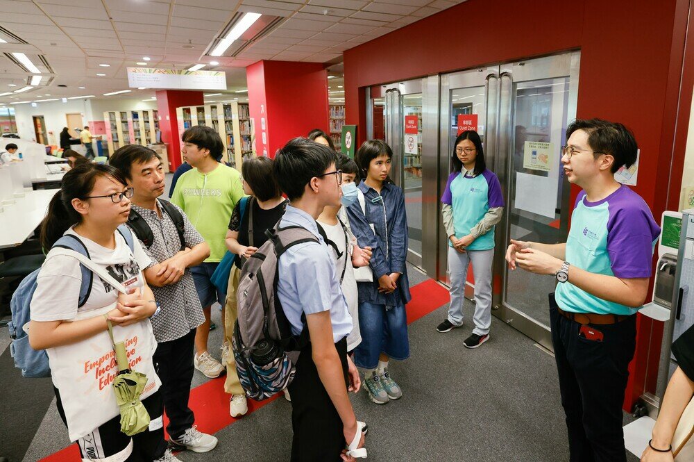 教大学生大使带领参加者导赏校园