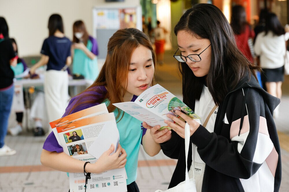 教大学生大使与参加者互动