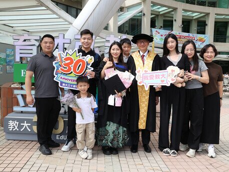 EdUHK President Professor John Lee Chi-Kin congratulates the graduates and their families and captures treasured moments with them at various photo spots