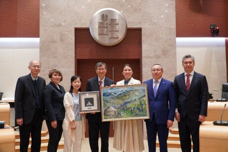 教大校長李子建教授接受了兩所合作院校送上的紀念品