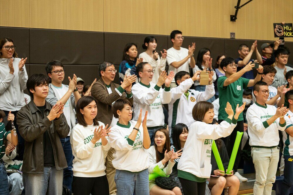 师生们为女子排球队打气  