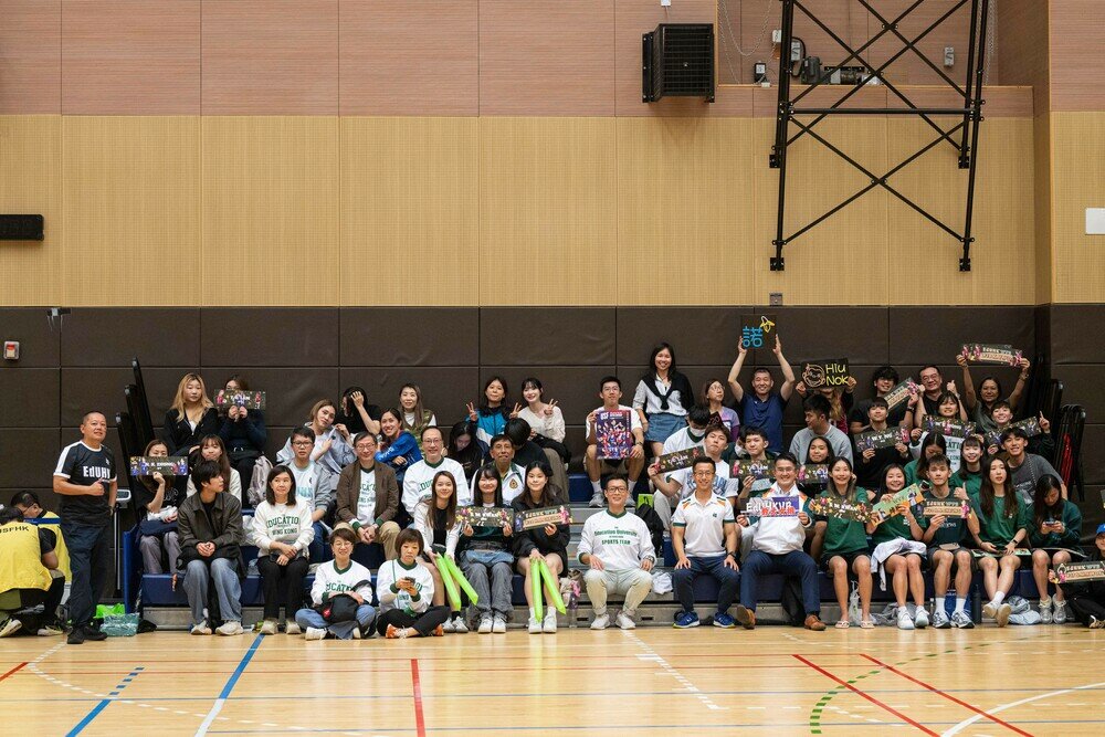 师生们为女子排球队打气  