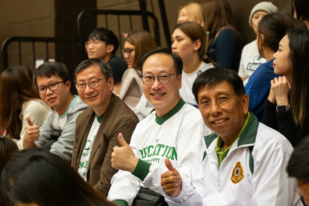  校长李子建教授（左二）、副校长（研究与发展）陈智轩教授（右二）、体育学系高级讲师雷雄德博士（右一）在观众席上