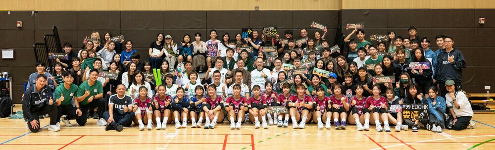 教大女子排球队与到场师生、亲友合影留念 