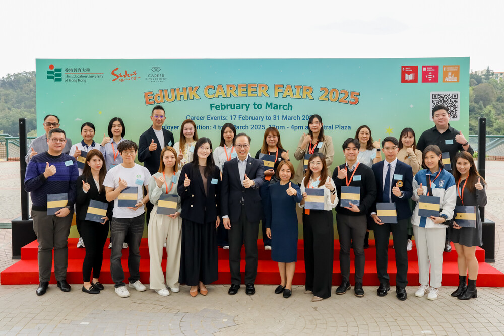 教大副校长（研究与发展）陈智轩教授在启动礼上向雇主代表颁发纪念品