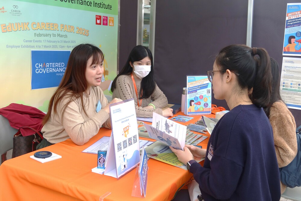 学生与雇主交流以了解就业机会