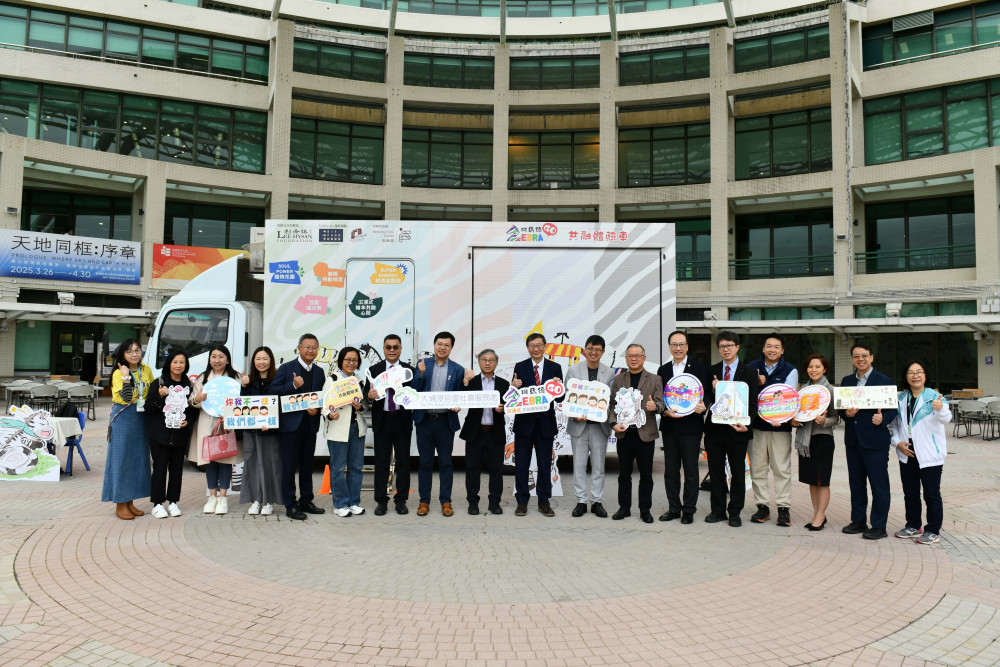 勞福局副局長何啟明先生（右八）、教大校長李子建教授（左十）及副校長（研究與發展）陳智軒教授出席活動（右六）