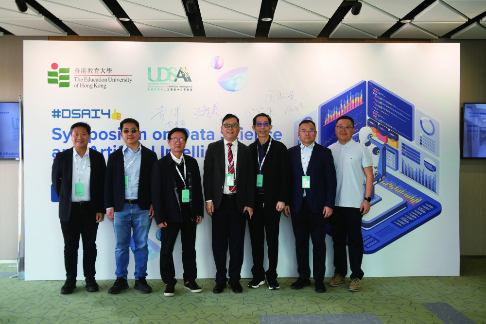 教大管理团队与演讲者一同出席研讨会