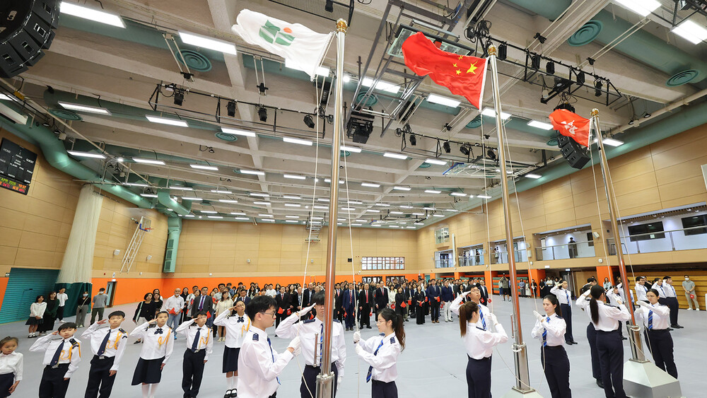 教大學生升旗隊負責升掛國旗、區旗及校旗