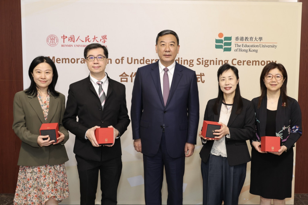 教大代表获人大党委书记张东刚教授赠纪念品