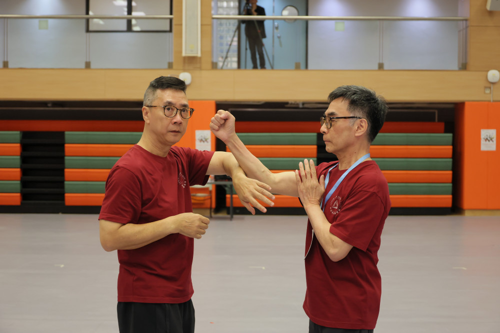 资深八段锦教练兼是次研讨会义务顾问刘觉真先生教导咏春体验班