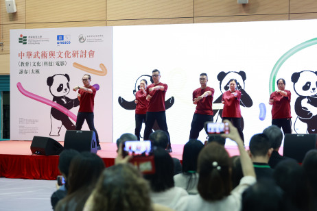 義務顧問劉覺真先生（右三）帶領一眾詠春師傅作示範表演