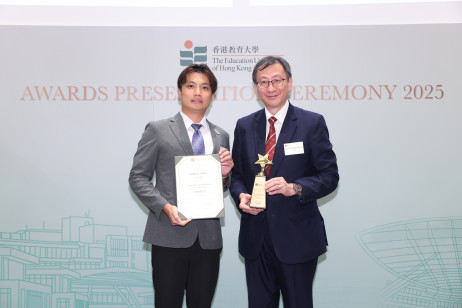 EdUHK President Professor John Lee Chi-Kin presents the President’s Commendation award (Community Service) to Kok Yu-hang, Year 1 student of Master of Education Programme