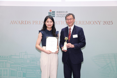 EdUHK President Professor John Lee Chi-Kin presents the President’s Commendation award (Sports) to Cheung Hoi-yuen, Year 1 student of Master of Arts in Chinese Studies (Language Education) Programme