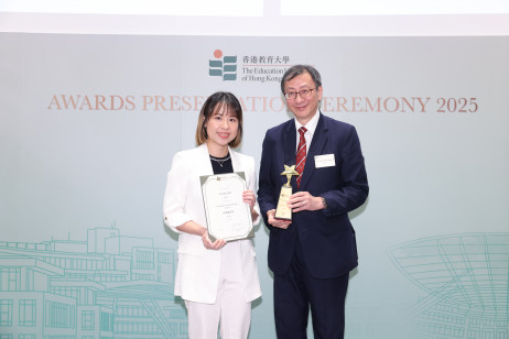 EdUHK President Professor John Lee Chi-Kin presents the President’s Commendation award (Sports) to Jaclyn Tsang Hei, Year 1 student of Doctor of Philosophy Programme