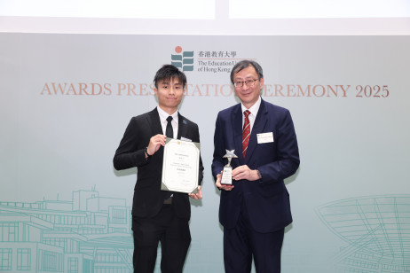 EdUHK President Professor John Lee Chi-Kin presents the President’s Appreciation award (Innovation, Science and Technology) to Cloof Siu Chun-ping, Year 4 student of Bachelor of Education (Honours) (Secondary) - Information and Communication Technology