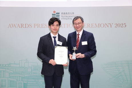 EdUHK President Professor John Lee Chi-Kin presents the President’s Appreciation award (Sports) to Ho Cheuk-kiu, Year 1 student of Bachelor of Education (Honours) (Physical Education) Programme