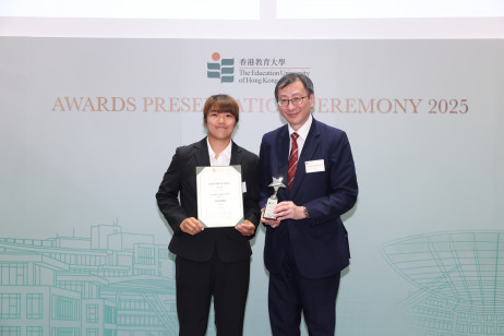 EdUHK President Professor John Lee Chi-Kin presents the President’s Appreciation award (Sports) to Mak Cheuk-wing, Year 2 student of Bachelor of Education (Honours) (Physical Education) Programme