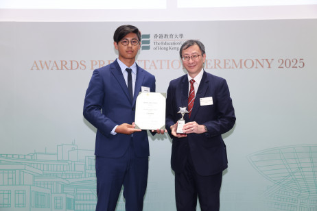 EdUHK President Professor John Lee Chi-Kin presents the President’s Appreciation award (Sports) to Tommy Wong Haunting, Year 2 student of Bachelor of Science (Honours) in Sports Science and Coaching Programme