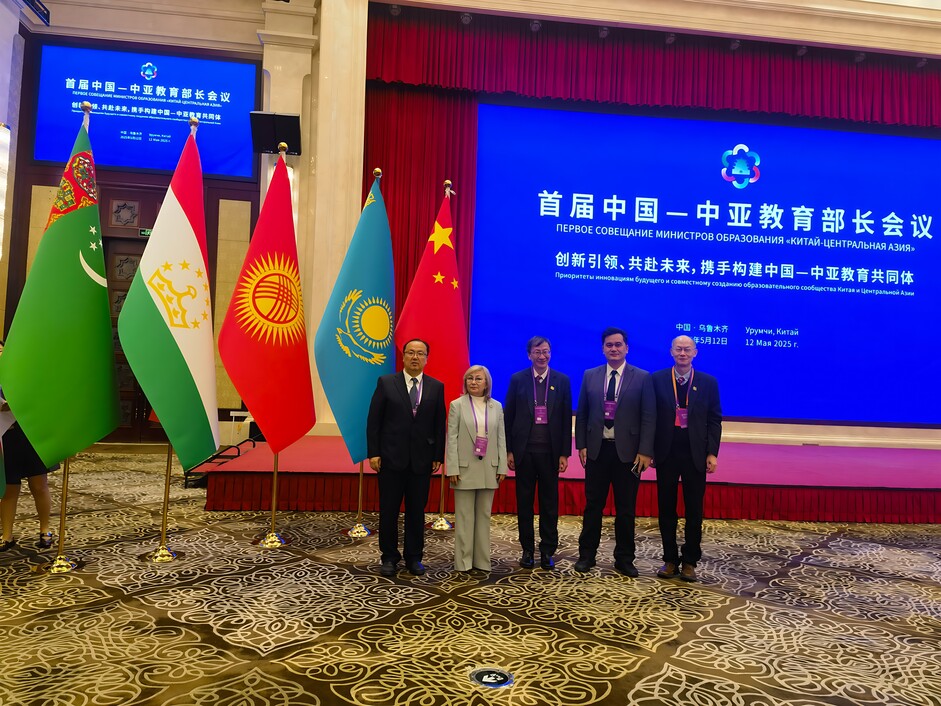 EdUHK President Professor John Lee-Chi-Kin (middle) and Associate Vice President (Internationalisation) Professor Lo Sing-kai (first from right) attend the inaugural Meeting of China-Central Asia Ministers of Education