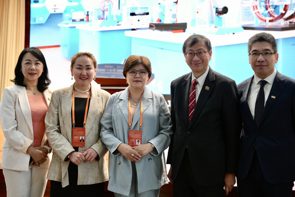 教大校長李子建教授(右二),協理副校長(內地協作及發展)兼傳訊處處長蓋會霞女士(左一), 科爾基特阿塔克孜勒德大學校長Karimova Beibitkul博士(中)與副校長Abdrasheva Dana博士合照(左二)與京港學術交流中心總裁徐海山先生(右一)合照