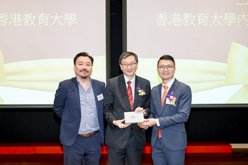 教大校長李子建教授向內地校友會主席蔡讚揚先生致送紀念品
