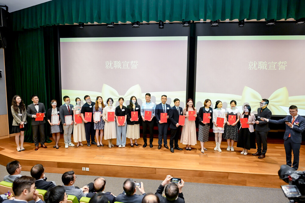 教大內地校友會主席蔡讚揚先生頒發委任狀予新一屆執委會成員並主持宣誓儀式