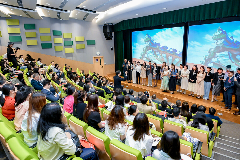 身兼內地校友會秘書長及香港廣東音樂團藝術總監及團長曾秋堅先生指揮合唱團獻唱《我和我的祖國》