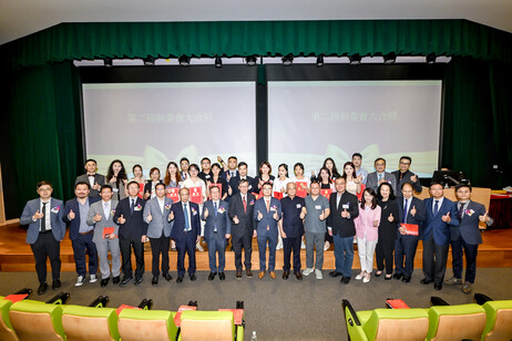 Group photo of the Mainland Alumni Association's 2nd Executive Committee members, honorary advisors, advisors and distinguished guests