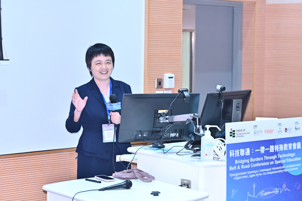教大數學與資訊科技學系副教授傅弘博士，就「人工智能和多模態感應系統在特殊教育中的應用以及眼動追蹤在研究中的作用」進行主題分享