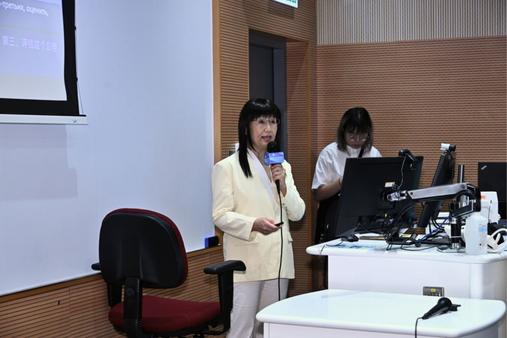 教大數學與資訊科技學系教授宋燕捷教授以「透過人工智慧驅動的應用程式EmoCare提升正面情緒」主題分享