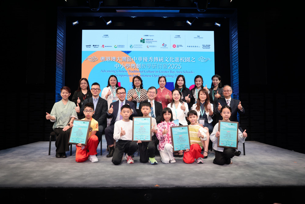 主礼嘉宾颁发演出纪念牌给所有表演团队，并与表演学生代表及指导老师合影